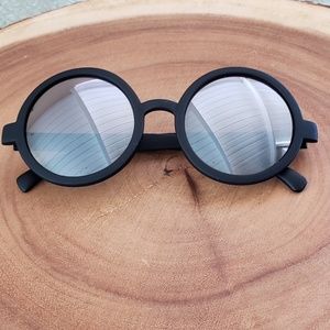 Round mirrored sunglasses